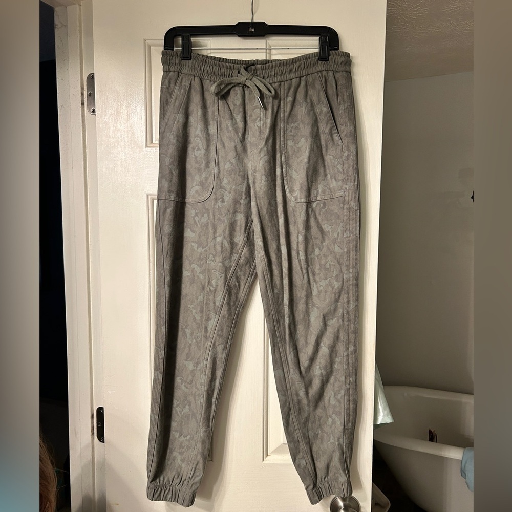 ATHLETA WOMEN’S FARALLON STRATUM CAMO JOGGER SIZE 8 - Picture 2 of 5
